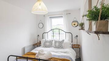 2 bedrooms, iron/ironing board, WiFi, bed sheets