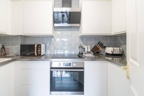 Refrigerador, microondas, horno y cafetera y tetera 