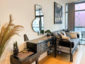 TV - Lovely 2 Bed Duplex Apartment with Hydro Views (Glasgow City)