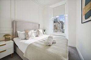 2 bedrooms, iron/ironing board, travel crib, WiFi - (G3) Grand 2 bed Blythswood Apartment (Glasgow City)