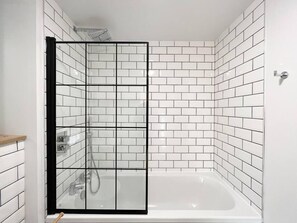 Douche, sèche-cheveux