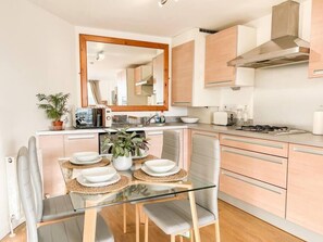 Réfrigérateur, micro-ondes, four, lave-vaisselle