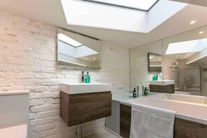 Casa | Baño | Tina con regadera, tina profunda, secadora de cabello, toallas 