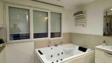 Een haardroger, badjassen, handdoeken, toiletpapier