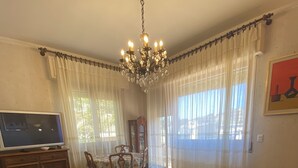 Apartemen Basic | Area keluarga | TV layar datar