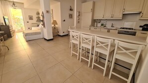 Apartemen Comfort | Dapur pribadi | Mesin espresso, mesin pembuat kopi/teh, lemari es besar, dan microwave