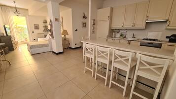 Appartamento Comfort | Cucina privata | Frigorifero con congelatore, microonde, forno, lavastoviglie