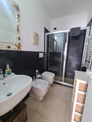 Departamento Confort | Baño | Secadora de cabello, bidet, toallas, jabón 