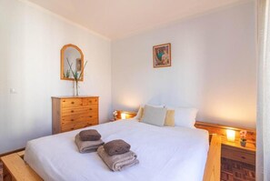 3 habitaciones, tabla de planchar con plancha y cuna de viaje 