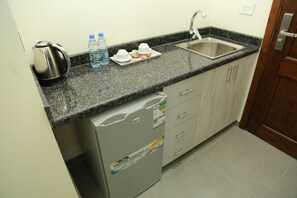 Habitació doble o amb dos llits individuals clàssica | Cuina bàsica privada | Frigorífic petit i utensilis de cuina, vaixella i coberteria