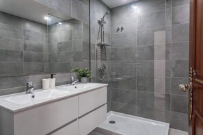 Dusche, Haartrockner, Handtücher, Shampoo