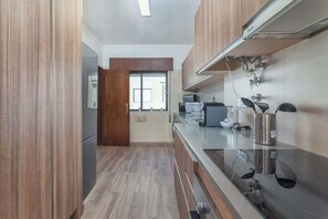 Fridge, microwave, oven, stovetop - Spacious & Sunny Flat | Loulé by HostWise (Loulé)