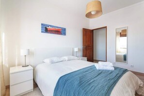 3 bedrooms, iron/ironing board, WiFi, bed sheets