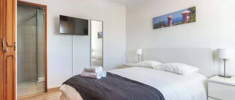 3 chambres, fer et planche à repasser, Wi-Fi, draps fournis