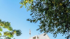 Un immeuble à plusieurs étages doté d’une architecture moderne, avec des balcons et de grandes fenêtres.