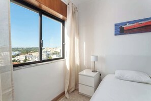 3 quartos, ferros/tábuas de passar roupa, Wi-Fi, roupa de cama