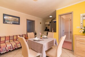 Apartamento clássico | Área de estar | TV de tela plana 60 polegadas com canais a cabo