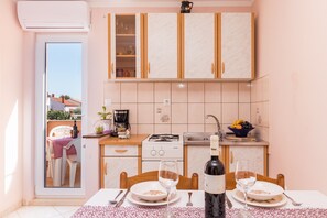 Apartamento família | Cozinha privada | Geladeira, fogão, cooktop, cafeteira/chaleira
