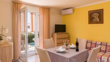 Departamento clásico | Área de sala de estar | Televisión de pantalla plana de 60 pulgadas con canales por cable