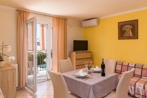 Classic Apartment | Living area | 60-inch flat-screen TV with cable channels - Apartments Kendel (Fazana)