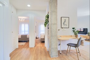 2 bedrooms, iron/ironing board, internet