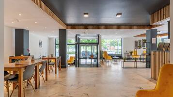 Room, 1 Bedroom, City View | Dining