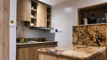 Appartamento Deluxe | Cucina privata | Frigorifero, microonde, piano cottura, lavastoviglie