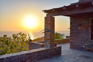 Terrace/patio - Mavrabeli Sunset Retreat, with amazing sea and sunset view, 15 minutes from port (Kéa)