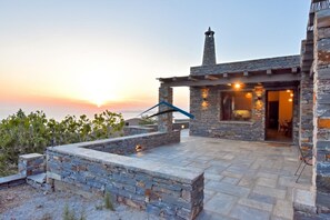 Terrace/patio - Mavrabeli Sunset Retreat, with amazing sea and sunset view, 15 minutes from port (Kéa)