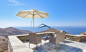 Terrace/patio - Mavrabeli Sunset Retreat, with amazing sea and sunset view, 15 minutes from port (Kéa)
