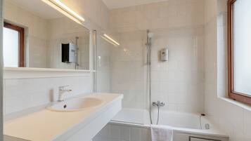 Room, 1 Bedroom, City View | Bathroom