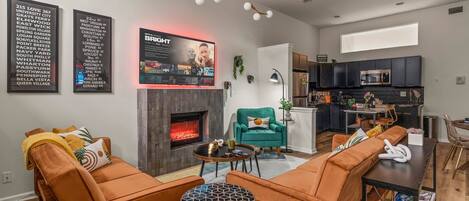 TV connectée, cheminée, jeux vidéo, livres