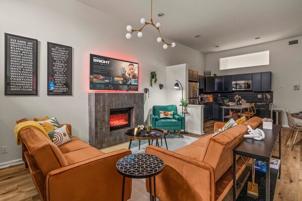 智能電視、壁爐、電子遊戲、書籍