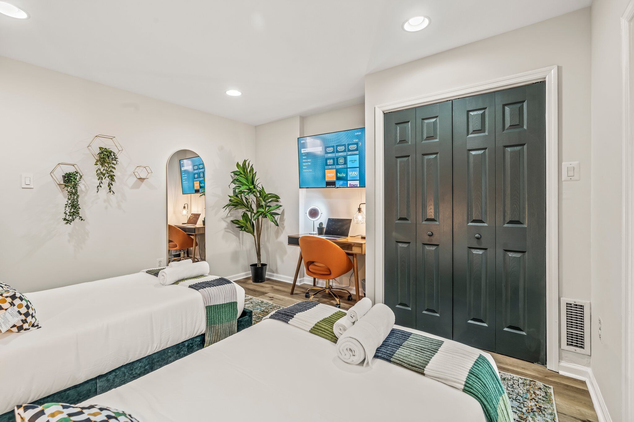 2 bedrooms, in-room safe, desk, iron/ironing board