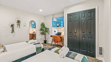 2 bedrooms, in-room safe, desk, iron/ironing board