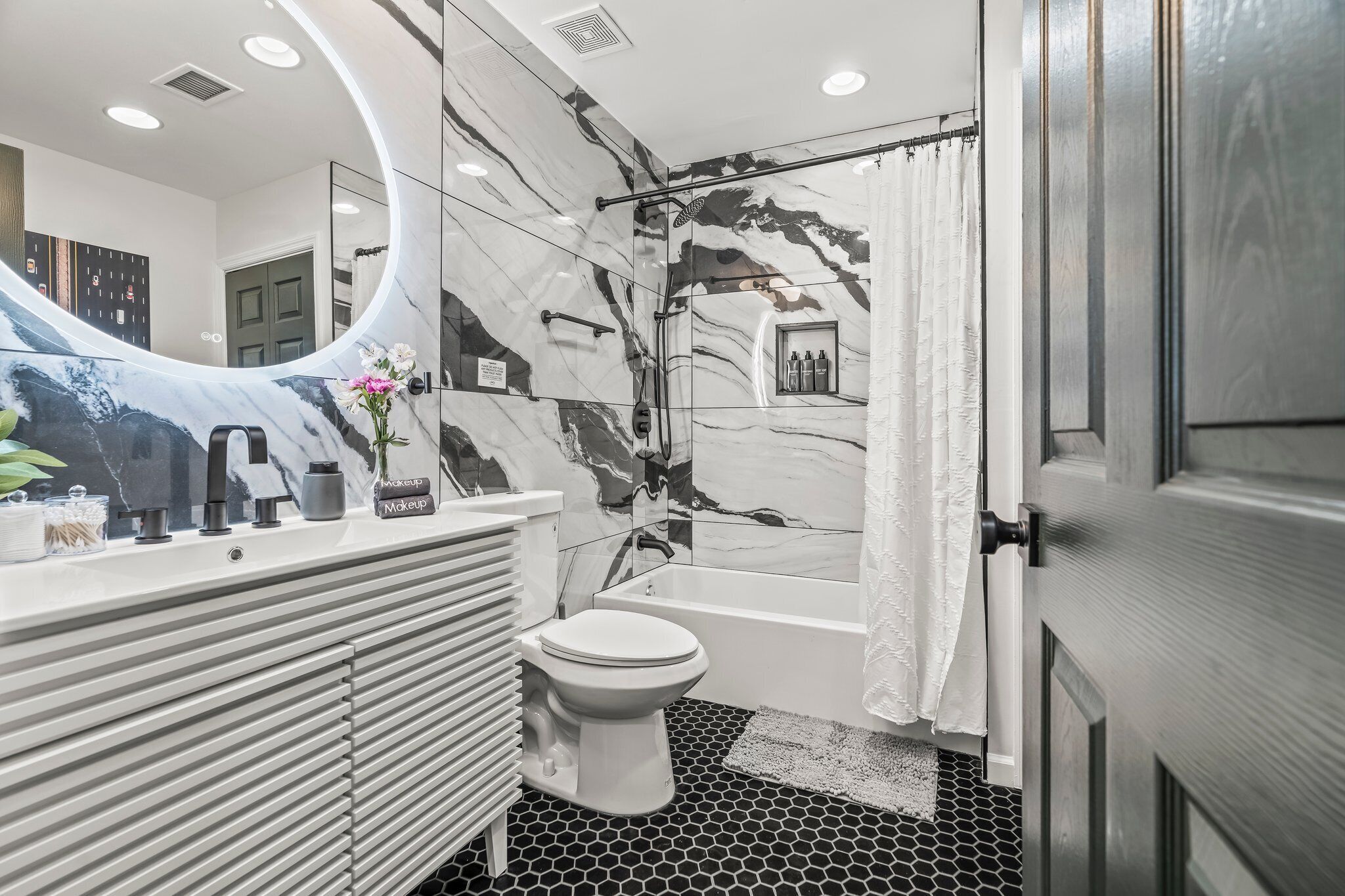 Milieuvriendelijke toiletartikelen, een haardroger, handdoeken, zeep