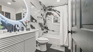 Milieuvriendelijke toiletartikelen, een haardroger, handdoeken, zeep