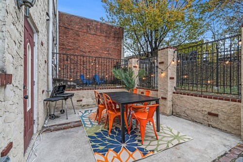 Old City Family- Friendly 2BR Historical Haven