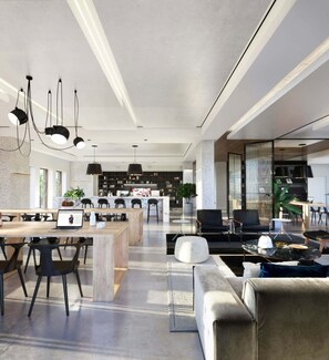Dining - Luxury Spa Apartment in Manchester - Rooftop Swim (Manchester)