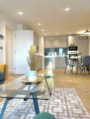 Dining - Luxury Spa Apartment in Manchester - Rooftop Swim (Manchester)