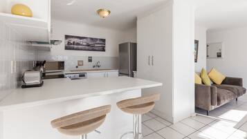 Apartamento (2 Bedrooms) | Cozinha privada | Geladeira grande, micro-ondas, fogão, cooktop