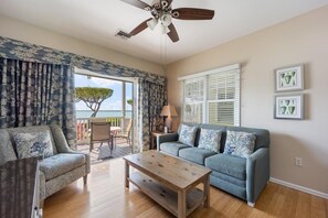 テレビ、DVD プレーヤー、ステレオ