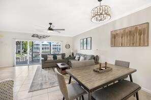 テレビ、DVD プレーヤー、ステレオ