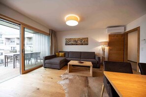 Apartamento ejecutivo | Zona de estar | Smart TV de 55 pulgadas con canales por cable