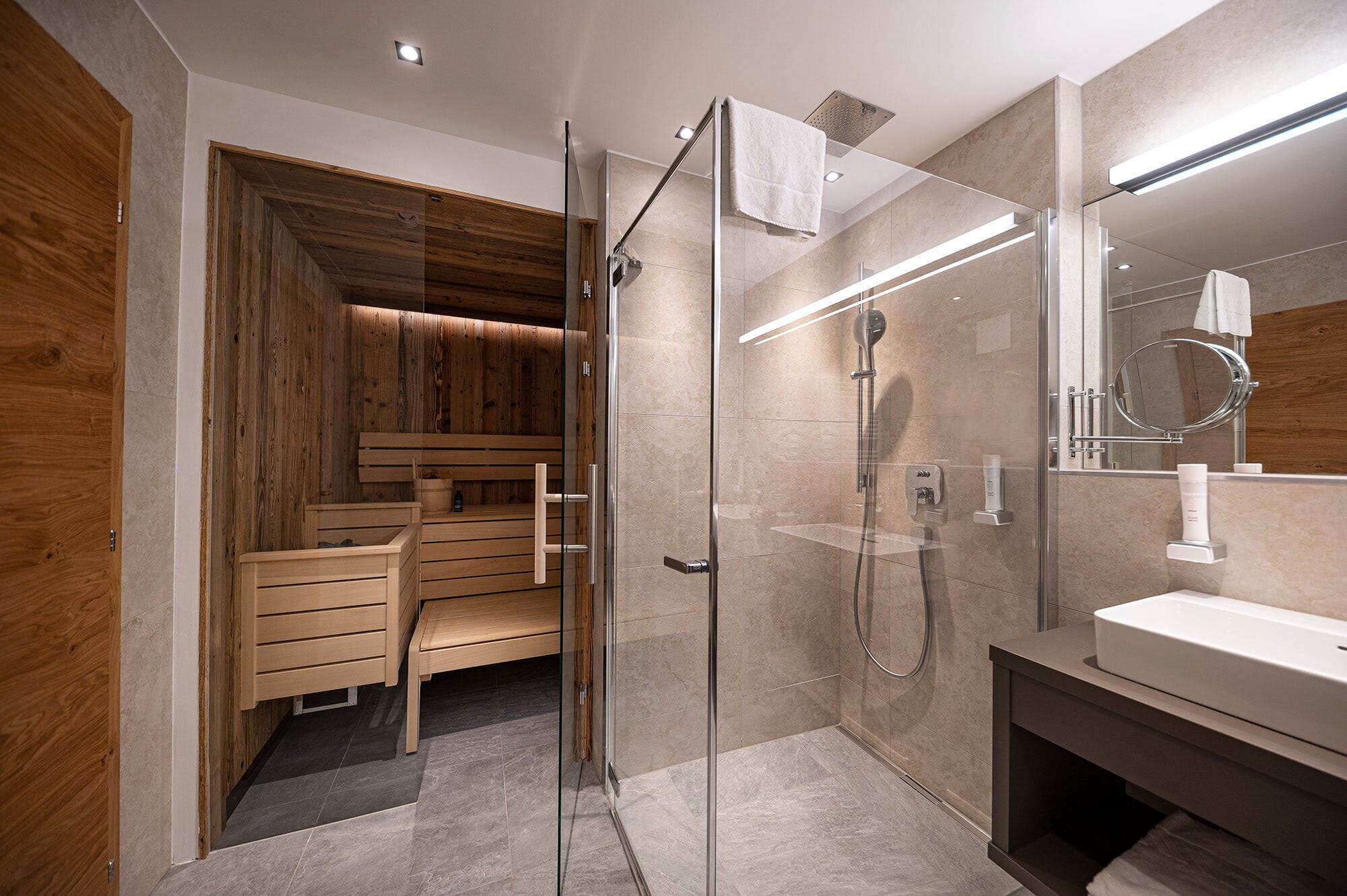 Grand appartement | Badkamer | Een douche, een hydromassagedouche, een haardroger, badjassen