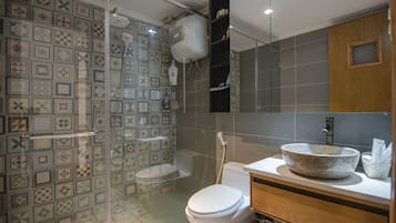 Hiustenkuivaaja, bidee, pyyhkeet, saippua