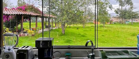 Réfrigérateur, plaque de cuisson, cafetière/bouilloire, grille-pain