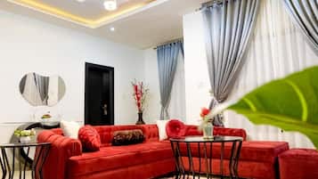 Executive-Zimmer | Wohnbereich | Flachbildfernseher, Stereoanlage