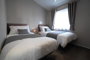 3 bedrooms, iron/ironing board, travel crib, free WiFi - Family sized lodge,Parkdean Newquay Holiday Park. Close to beaches & attractions (Newquay)