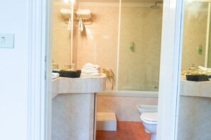 Hair dryer, towels, soap, toilet paper - Indipendenza Loft Apartment in the Downtown of Bologna (Bologna)